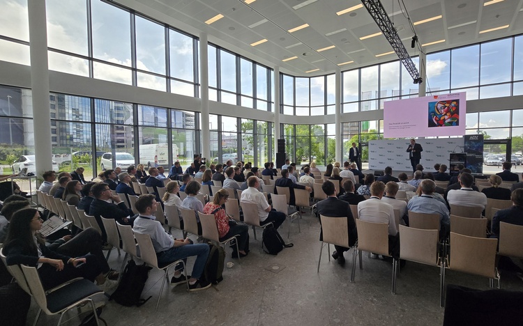 Nicolas Knotzer und Marvin Behrendt stellten den ai-assist vor Vortrag ai-assist ADV E-Government Konferenz