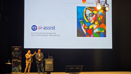 Nicolas Knotzer vom Land Burgenland und Marvin Behrendt von aforms gaben eine Live-Demo des ai-assist
